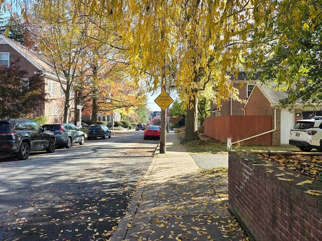 Foto del edificio - Gorgeous one of a kind 5 bedroom home fully updated