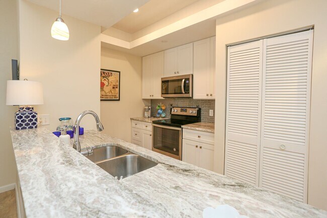 Foto del edificio - ** BEAUTIFUL UPDATED FURNISHED 2/2 CONDO I...