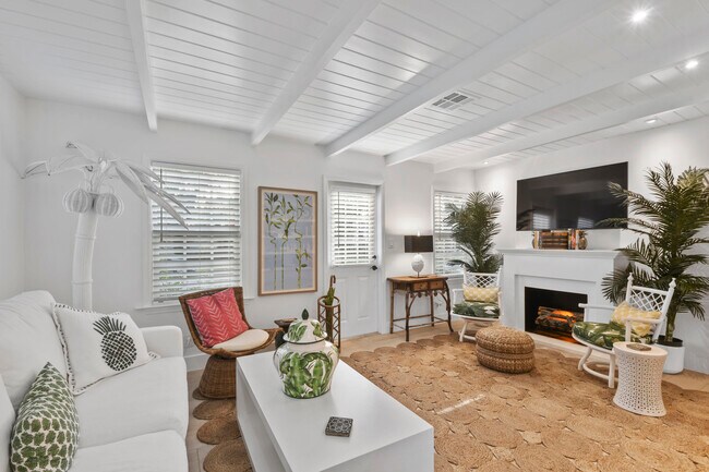 Building Photo - 612 N Palmway