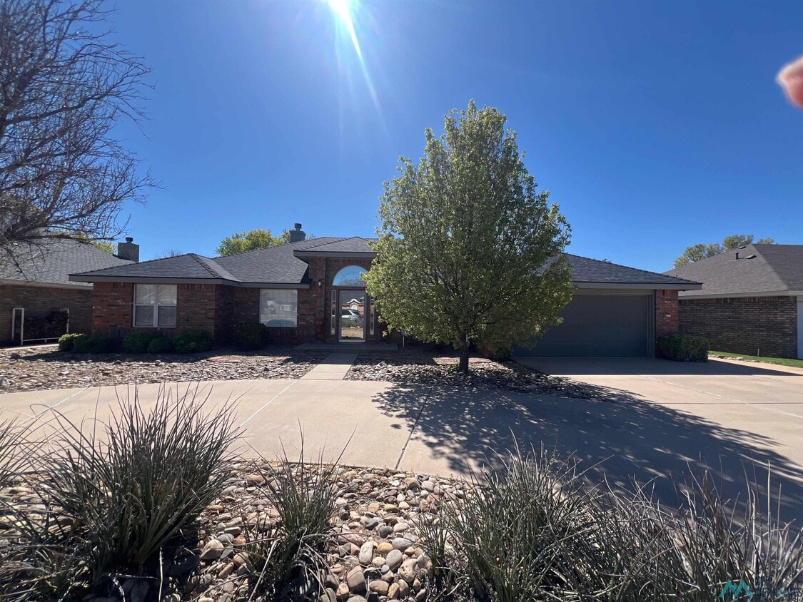 Primary Photo - 721 Jeanie Dr