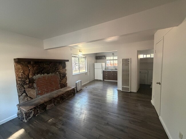 Building Photo - 1335 Kyburz Ave