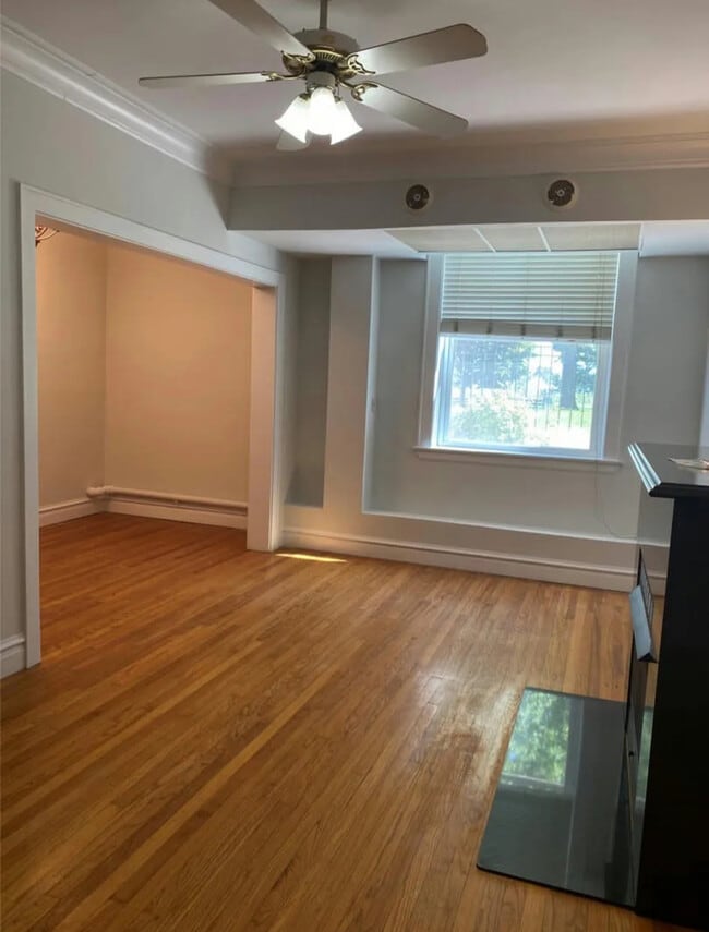 Building Photo - 1117 W Lunt Ave