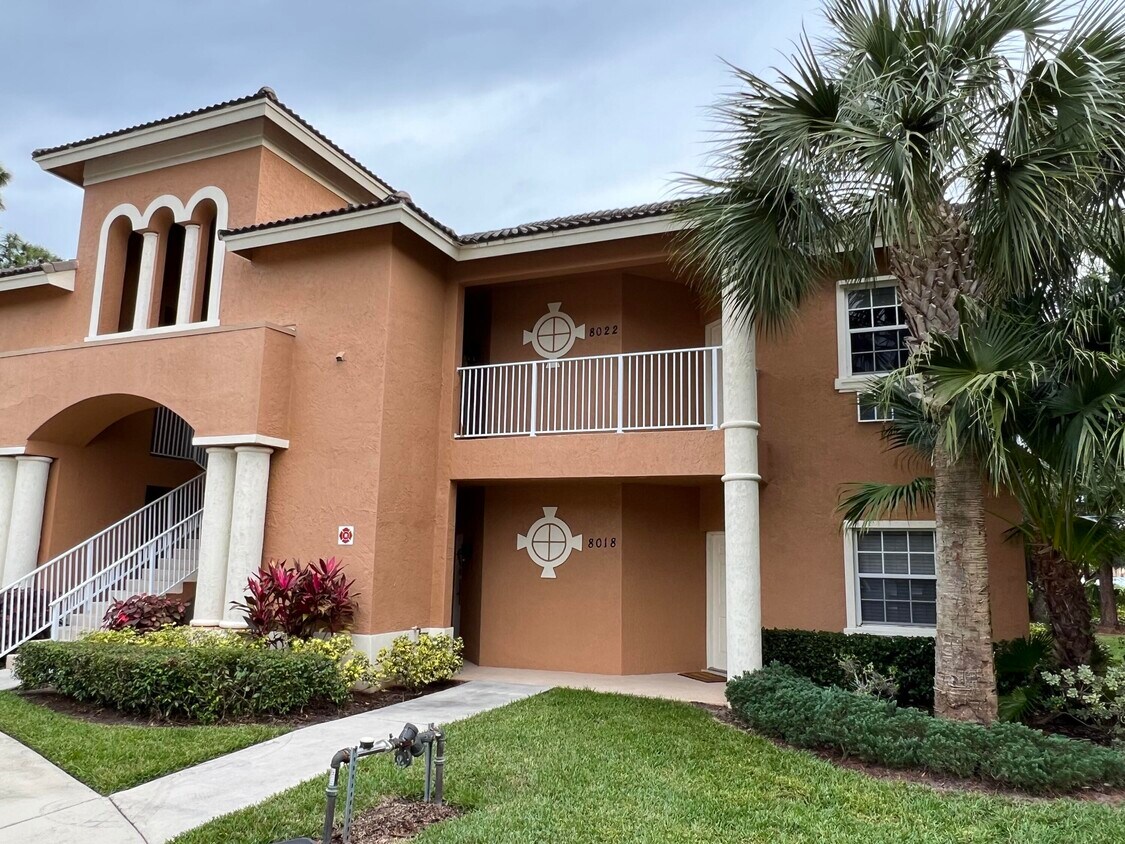 Foto principal - 8018 Carnoustie Pl