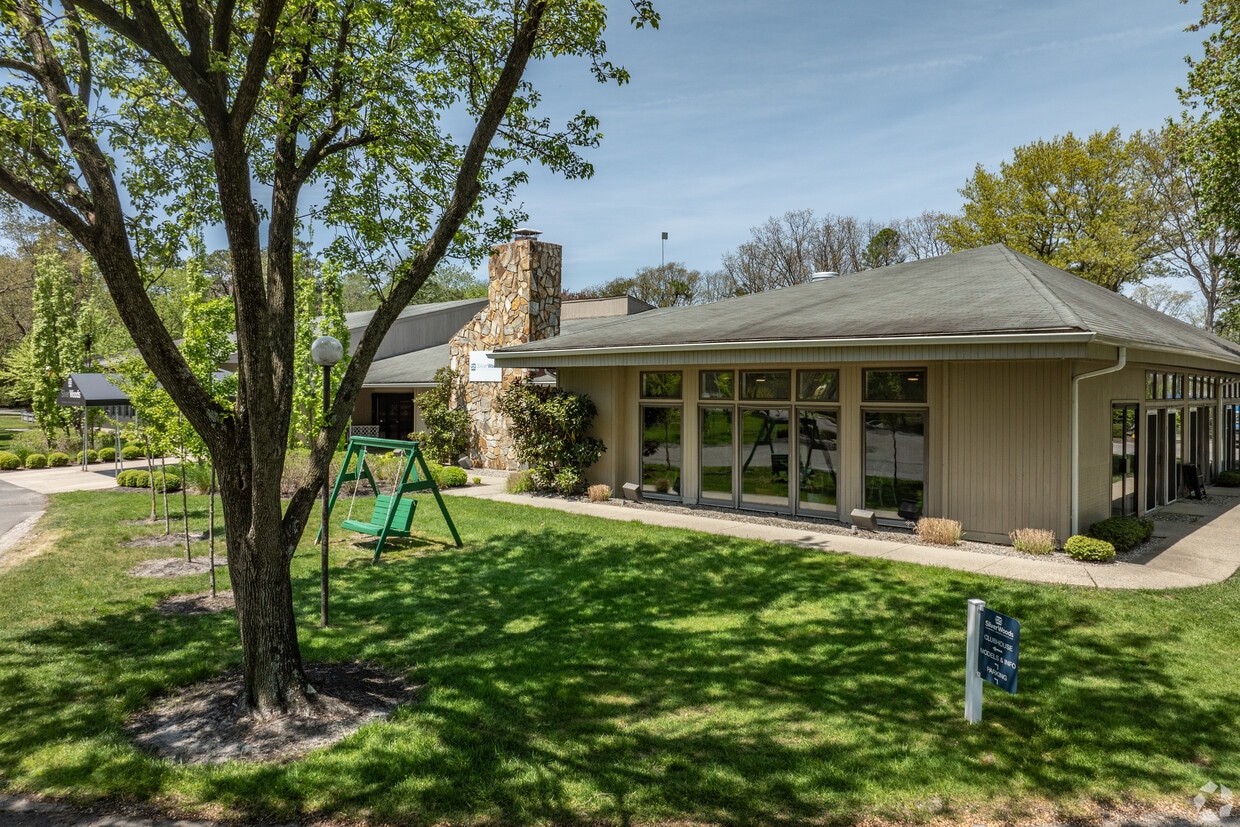 Building Photo - SilverWoods