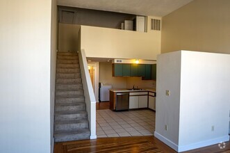 Building Photo - 204 N Walnut St