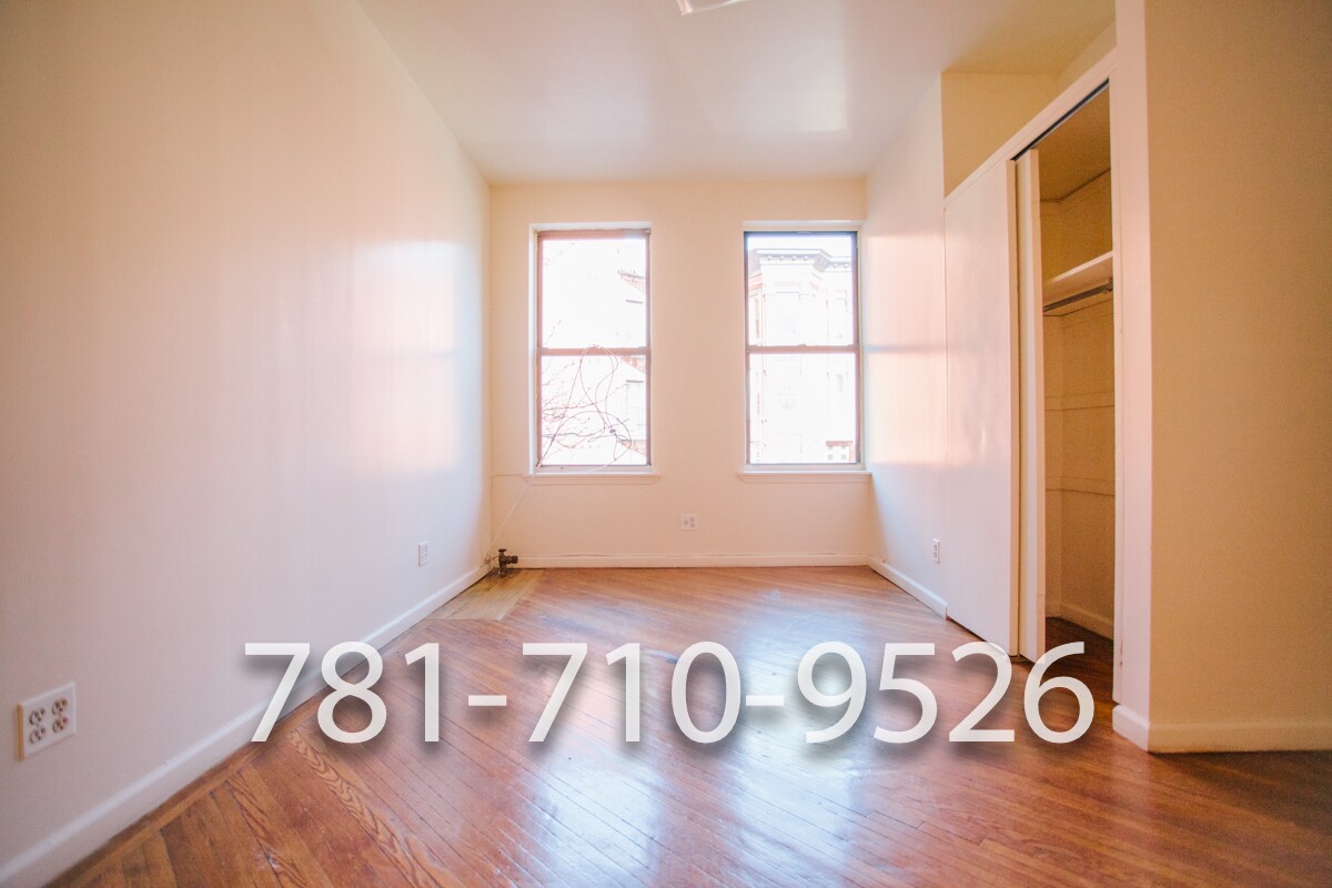 Primary Photo - 256 Gates Ave