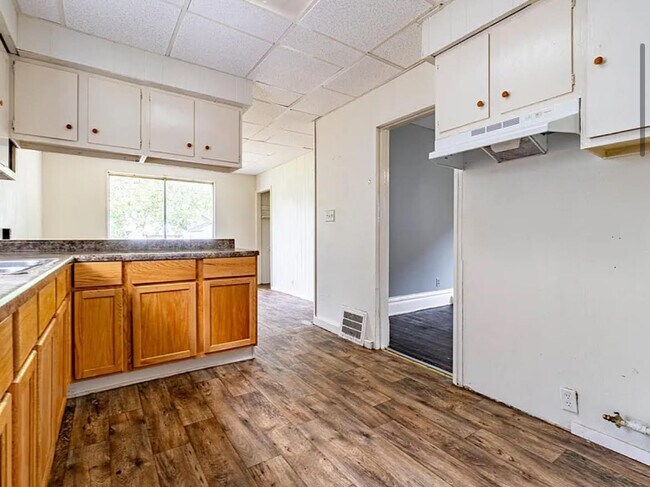 Building Photo - 913 W McClure Ave