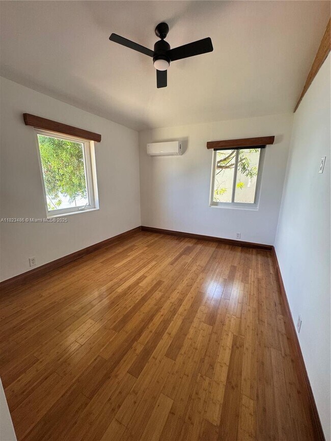 Building Photo - 2170 Bay Dr