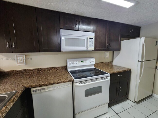 Foto del edificio - 9915 W Okeechobee Rd