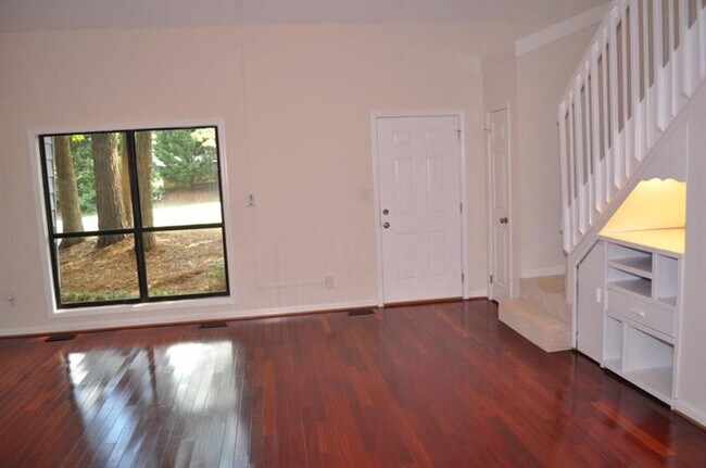 Foto del edificio - 5211 W Jones Bridge Rd