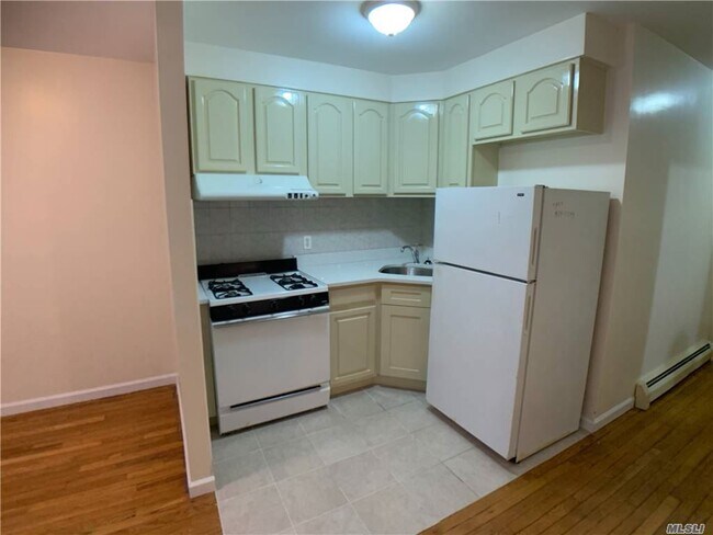 Foto del edificio - 34-66-66 Leavitt St