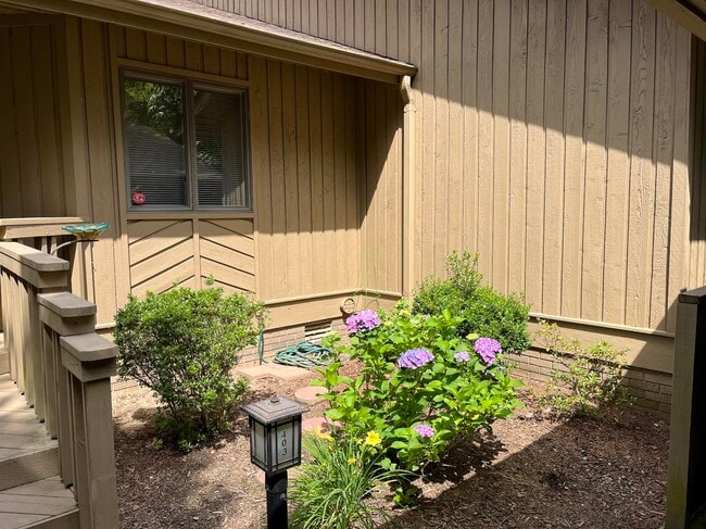 Building Photo - 403 White Oak Dr