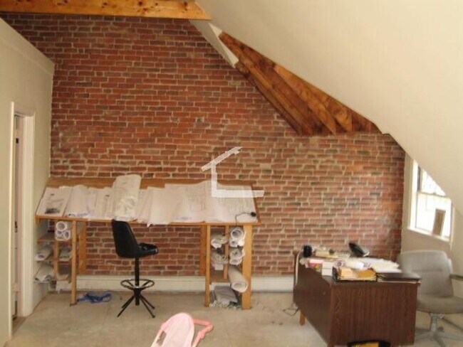 Building Photo - Unique and Top-Notch Apartment