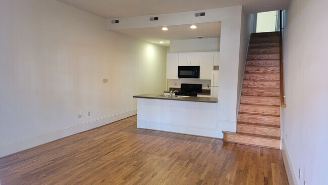 Building Photo - Three Bedroom Three Bath Townhome in Fan D...