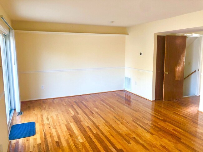 Foto del edificio - Spacious 3 BR/2 Full Bath & 2 Half Bath To...