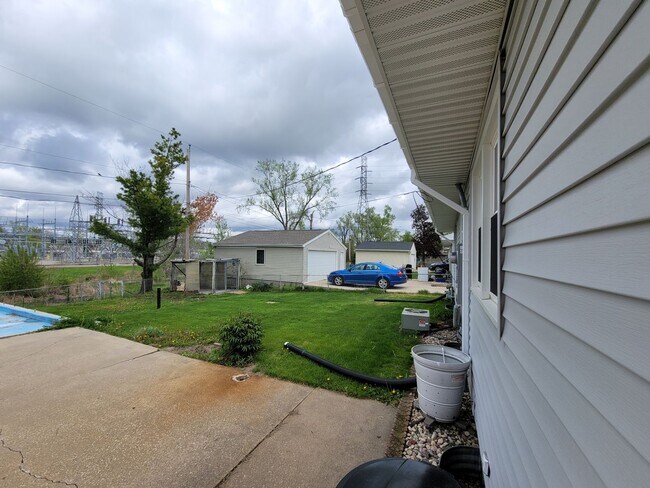 Building Photo - Marion 3 Bedroom 1 bath. Updated!