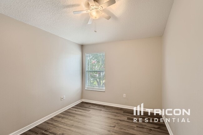 Building Photo - 8332 Crescent Moon Dr