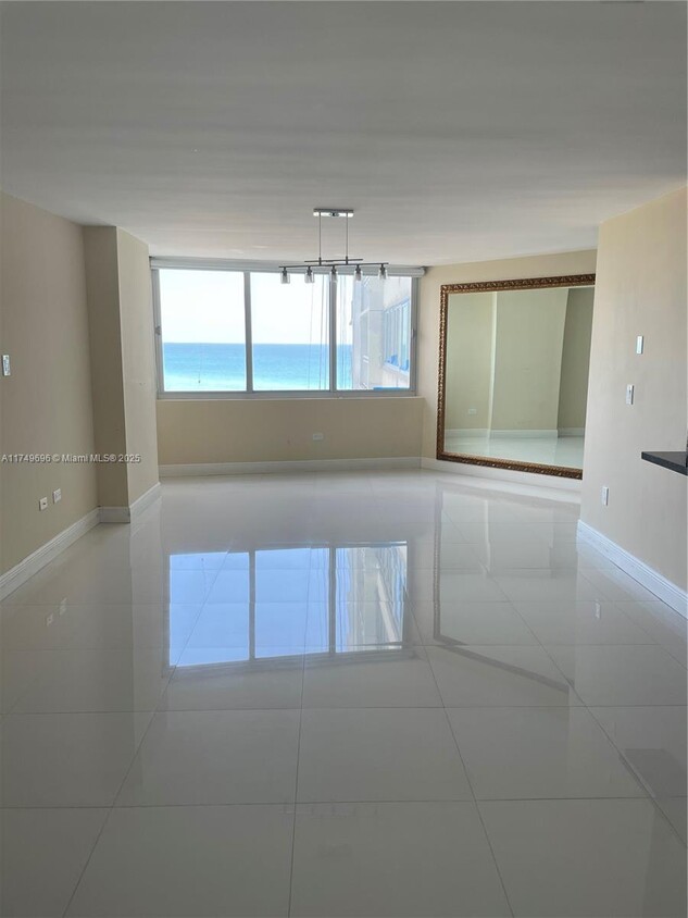 Foto principal - 7135 Collins Ave