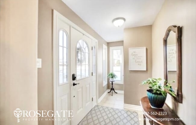 Building Photo - Massive 3-Bed Main Floor Unit with Style &...