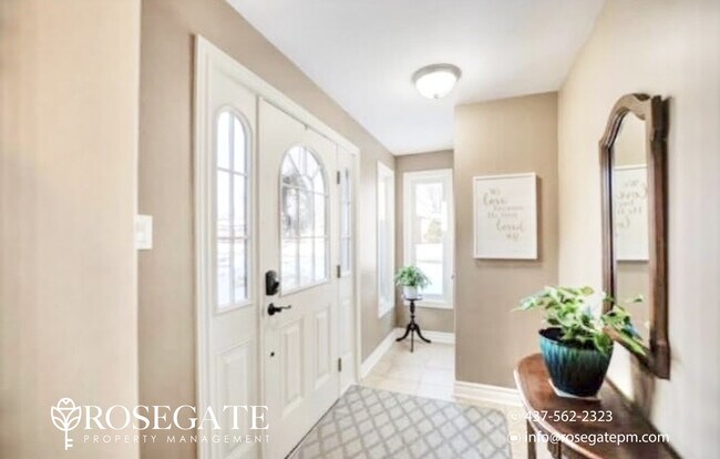 Photo du bâtiment - Massive 3-Bed Main Floor Unit with Style &...