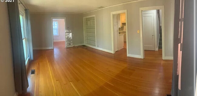 Living room - 915 John Adams St