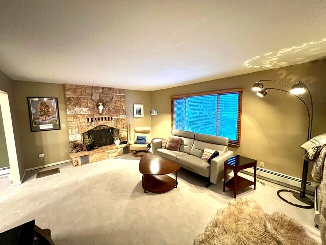 Foto del edificio - Pet Friendly 4 Bed 3 Bath Single Family Home on Westside W/ Fully Fenced yard, Attached Garage!
