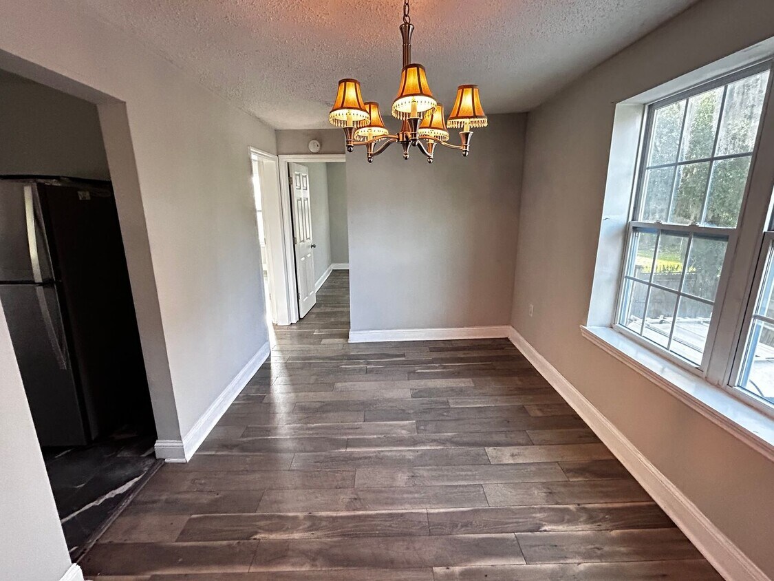 Foto principal - Springfield Home Available now!