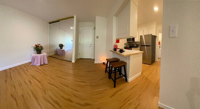 Entrada principal al apartamento y a la cocina. - 2227 Canyon Blvd