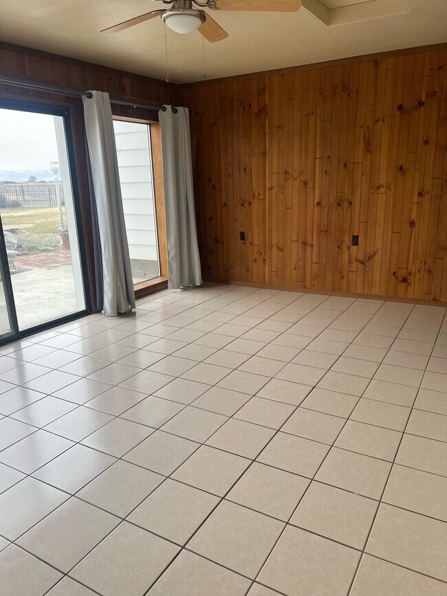 El salón tiene suelo de baldosas y unas vistas estupendas. - 881 Bishop Rd