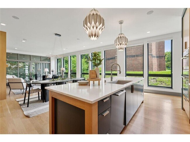 Foto del edificio - 1726 Kenwood Pkwy