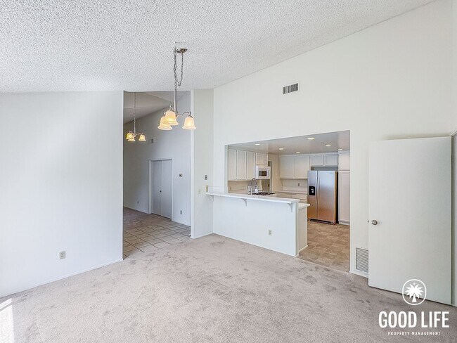 Foto del edificio - Spacious 3BD/2BA Home in Carlsbad with Community Pool, 2-Car Garage & In-Unit Laundry