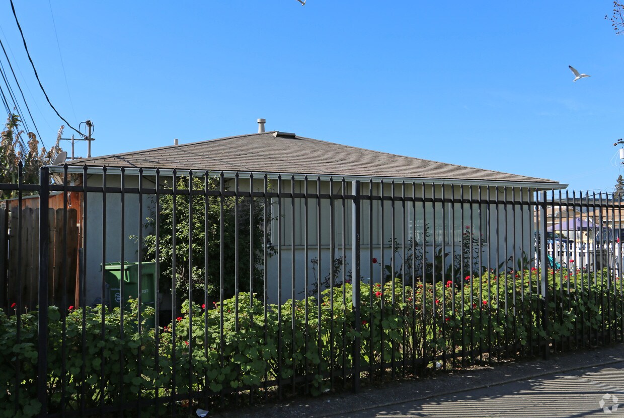 Building Photo - 27331-27369 Manon Ave