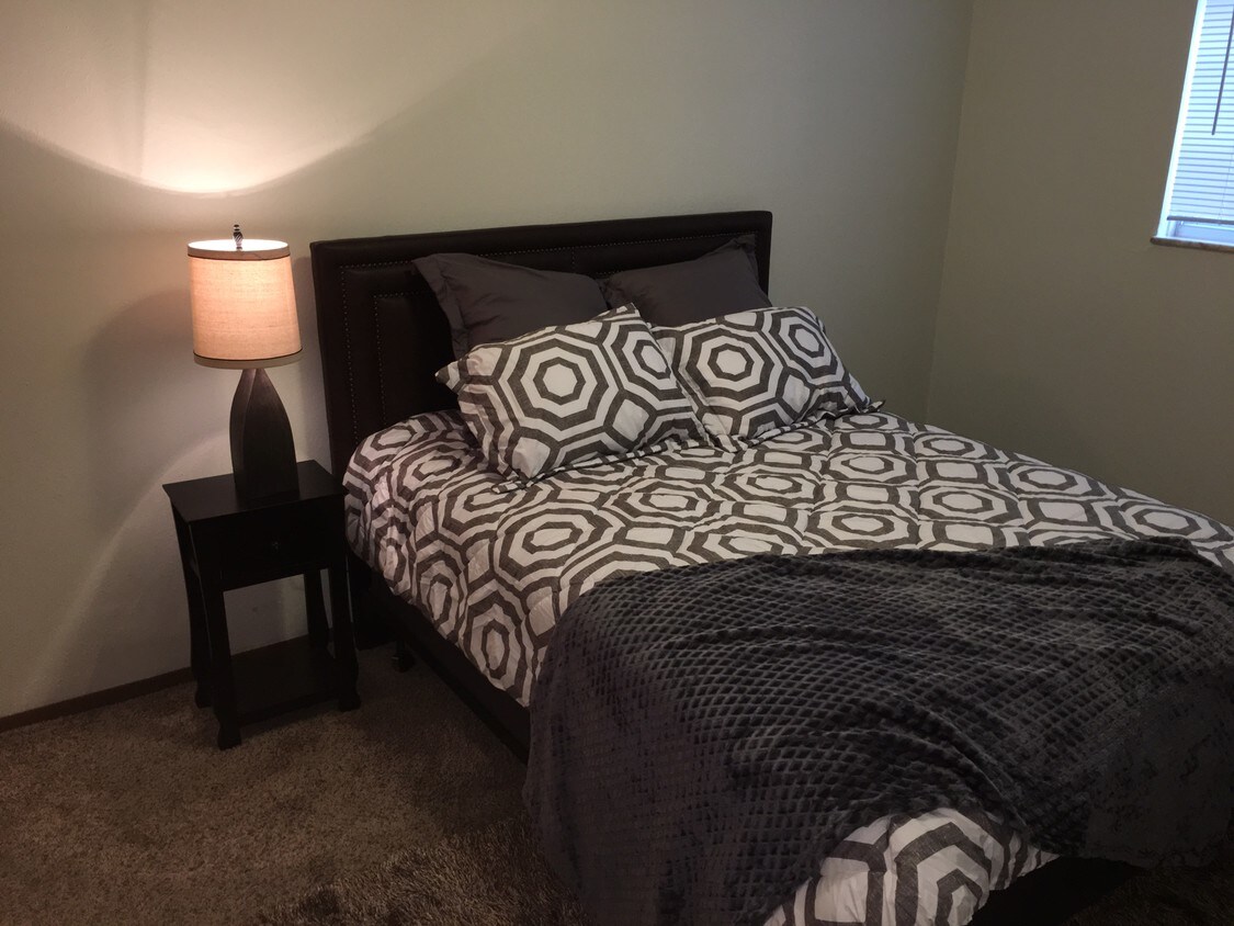 Foto principal - 5352 Monroe St