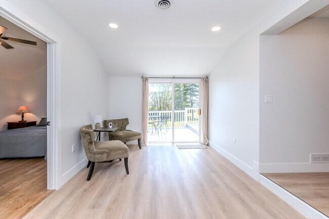 Foto del edificio - 1319 W Textile Rd