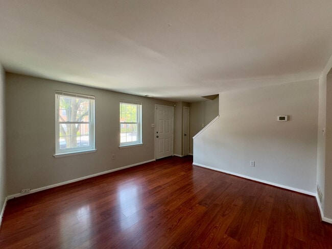 Building Photo - Charming 3Bed/1Bath Family Townhome in Old...