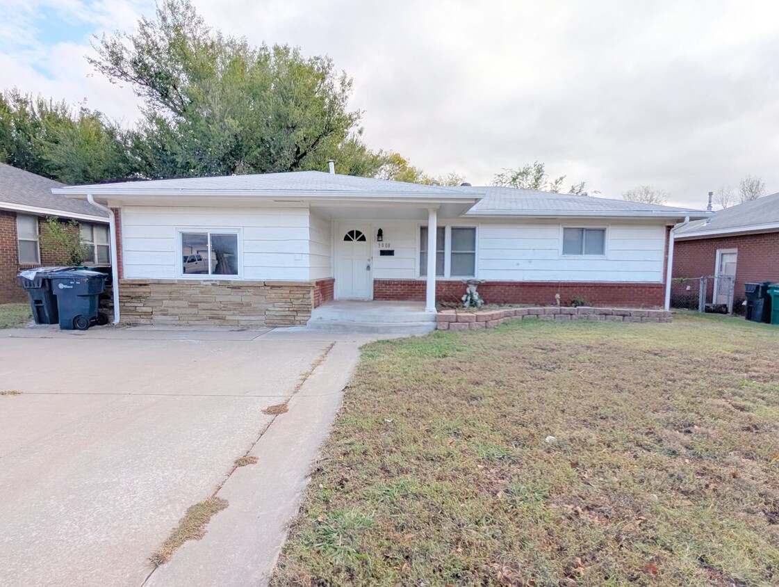 Primary Photo - Huge Kitchen in NW OKC