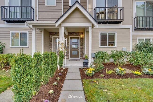 3 Bed 3.5 Bath Townhome in Renton - 4227 NE 3rd Ln
