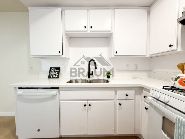 Building Photo - 5245 Riverton Ave