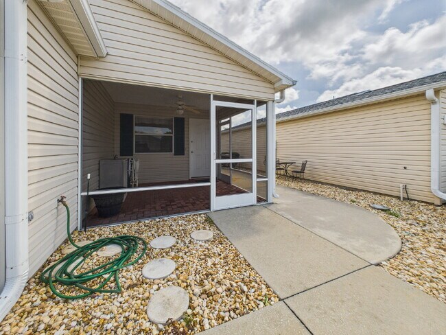 Building Photo - 480 Hildalgo Dr