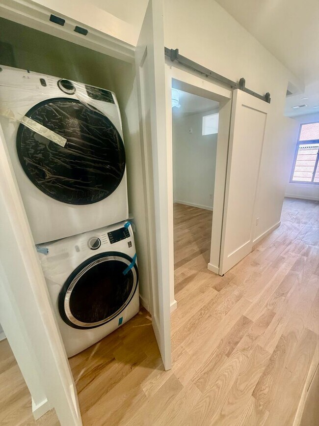 Foto del edificio - Brand new units 0-1 bedroom