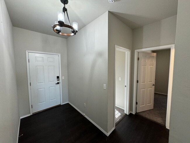 Building Photo - Comfort & Convenience!
