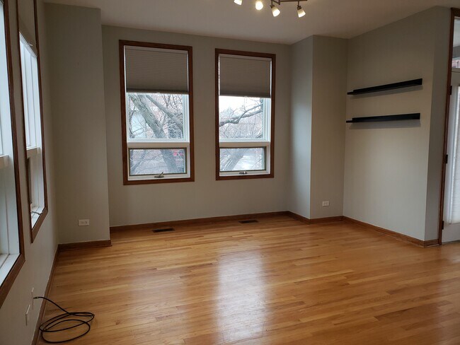 Building Photo - 906 E 54th St