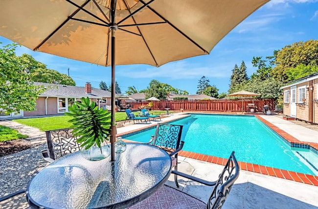 Building Photo - 37826 Glenmoor Dr