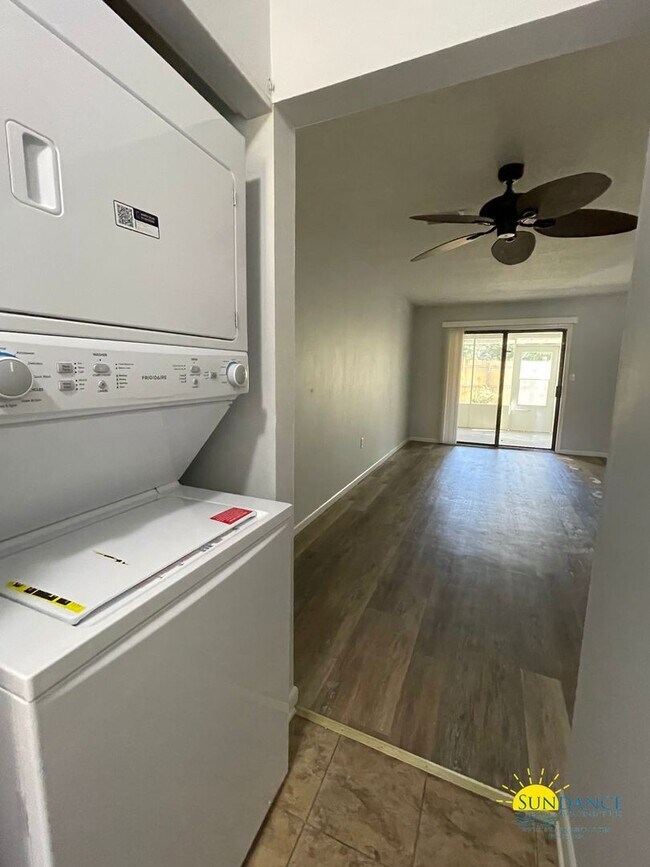 Foto del edificio - Charming 2 Bedroom Townhome in Shalimar!