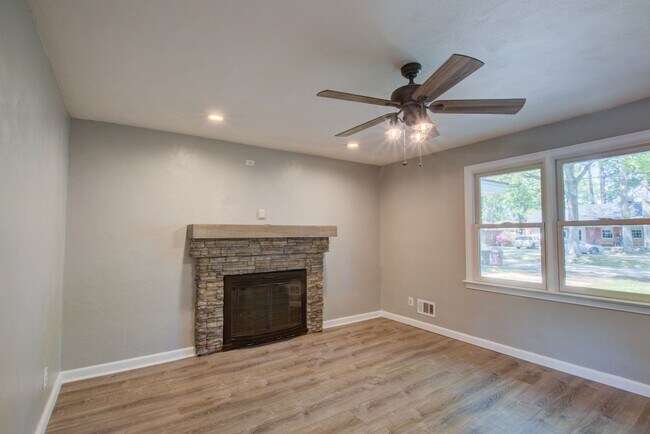 Building Photo - Renovated 3 Bedroom, 1.5 Bath Home in Deep...