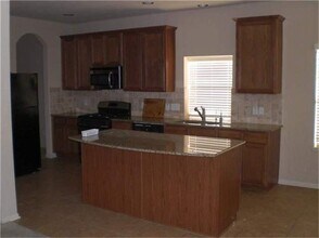 Building Photo - 3230 Raintree Village Dr