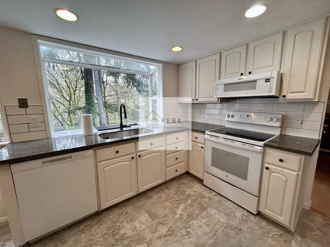 Foto del edificio - Beautiful 5 Bedroom / 3 Bath Home