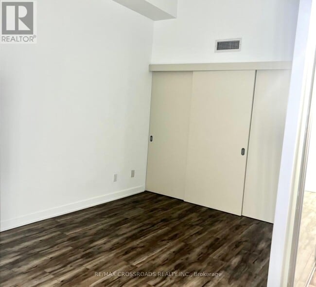 Building Photo - 126 Simcoe St