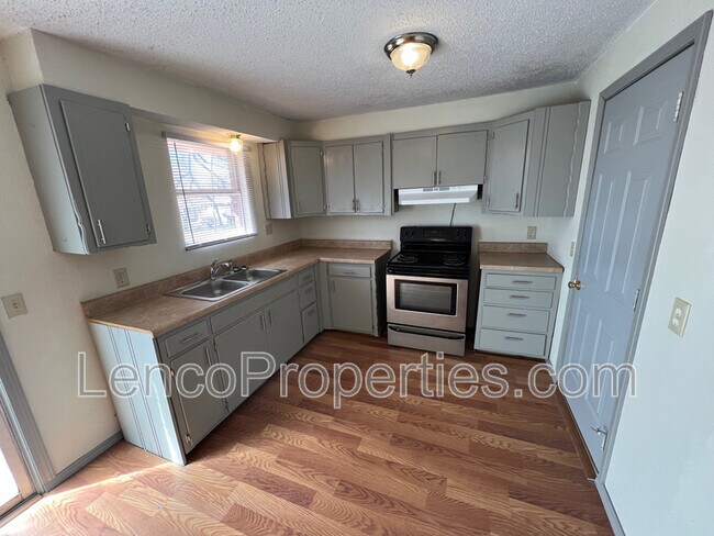 Foto del edificio - 5221 Brookdale Dr