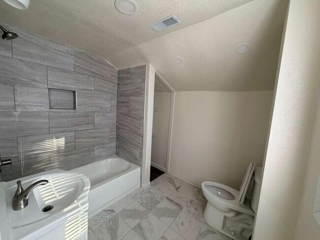 Building Photo - 651 W Bruce St